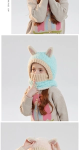 Détail d'oreilles de lapin sur bonnet tricoté enfant avec doublure en peluche menthe