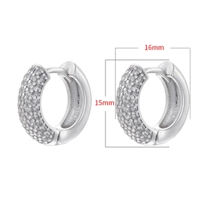Dettaglio di orecchini a cerchio con zirconi incastonati, misura 15mm x 16mm