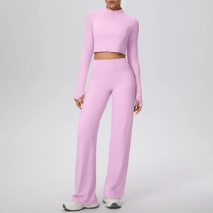 Ensemble de yoga rose avec veste zippée à manches longues, passe-pouces et pantalon large