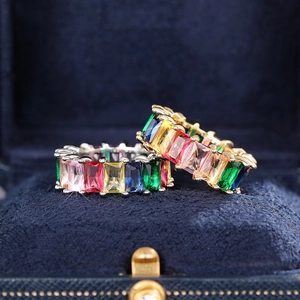 Regenboog eternity ringen in goud en zilver met veelkleurige zirkonia steentjes