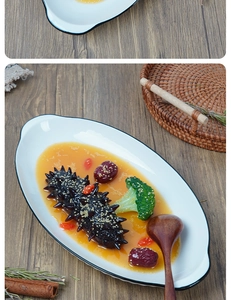 Vista detallada de pepino de mar artificial con brócoli y bayas de goji en bol blanco