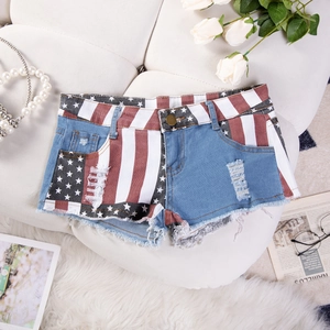 Pantaloncini di denim a vita bassa con stampa bandiera USA, stelle e orlo sfrangiato