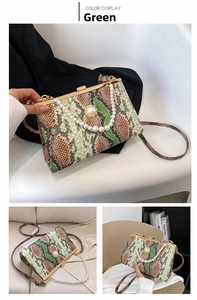 Détail de sac de soirée serpent vert avec poignée en perles et fermoir métallique rétro