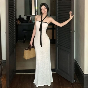 Détail de la robe bustier blanche ajustée avec bretelles licou noires et maille fine