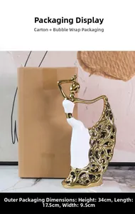 Détail d'une statuette de danseuse en céramique avec robe dorée à motifs ajourés