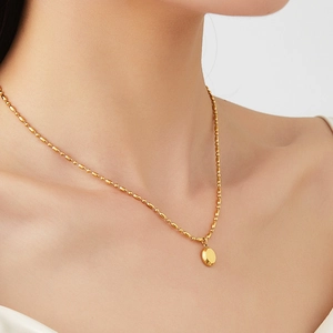 Collier à billes en acier inoxydable plaqué or 18K avec pendentif ovale porté