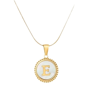Collana minimalista in acciaio placcato oro 18K con pendente rotondo lettera E in conchiglia