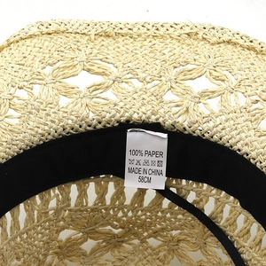 Gros plan de l'intérieur du chapeau en paille avec étiquette 100% papier et taille de 58cm