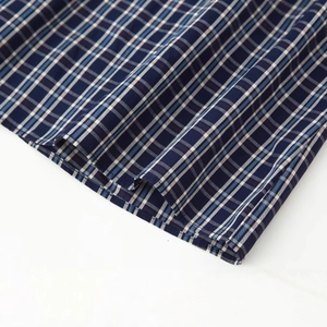 Klassisches dunkelblaues Midi-Kleid mit Karomuster, hochwertigem Stoff und Faltenwurf