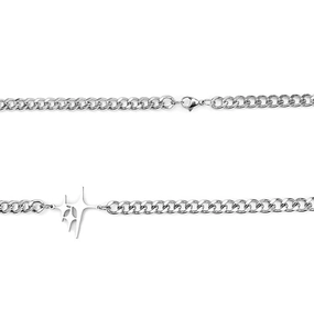 Détail du pendentif étoile en acier titane argenté avec fermoir mousqueton et chaîne