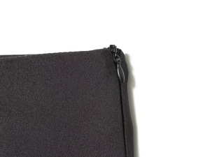Dettaglio macro della cerniera invisibile e del tessuto twill sulla gonna in pizzo nero