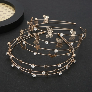 Ensemble de trois serre-têtes en métal doré avec motifs papillon, étoile, lune et cristal