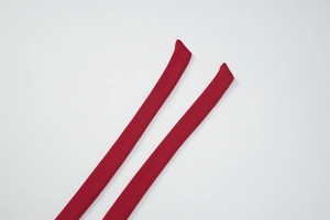Dettaglio ravvicinato dei lacci in tessuto rosso con trama fine per top alla moda senza schiena