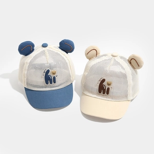 Détail de casquettes baseball bébé en mesh avec oreilles d'ours et broderie hi bleu et beige