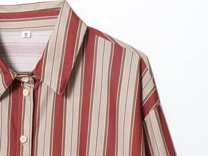 Détail de la chemise à rayures montrant l'étiquette taille S, le col et la texture