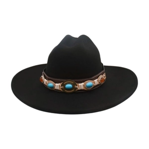 Primer plano de sombrero de fieltro negro con banda de decoración étnica turquesa