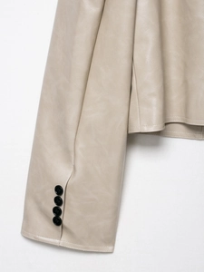 Detailaufnahme von PU-Lederjacke-Manschette mit vier schwarzen Knöpfen und Nähten