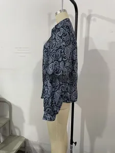 Dettaglio camicetta a maniche lunghe con stampa paisley blu navy e polsini a lanterna