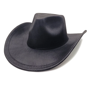 Gros plan détaillé d'un chapeau de cowboy noir texturé avec large bord et calotte creusée