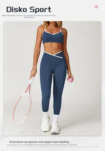 Detailoverzicht van marineblauwe yoga-legging met hoge taille en sportbeha met witte randen