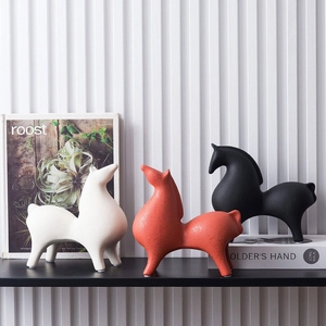 Sculptures de chevaux abstraites en céramique mate blanc, orange et noir pour déco moderne