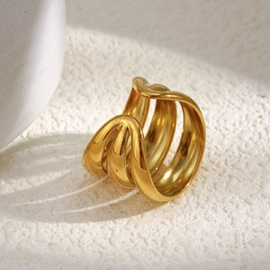 Vue macro d'une bague en acier inoxydable plaqué or 18K avec design de surface à 3 couches