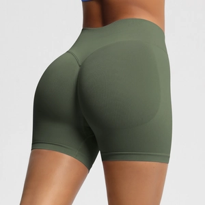 Détail macro du short sans couture taille haute avec design scrunch butt vert olive