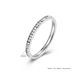 Vue détaillée d'une bague de 2 mm en acier inoxydable avec pavé de pierres