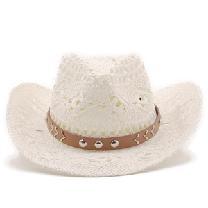 Détail d'un chapeau de cowboy en paille blanche avec bandeau cuir et rivets argent