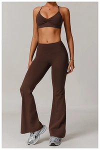 Détail du pantalon de yoga évasé et du soutien-gorge de sport marron foncé en tissu mat