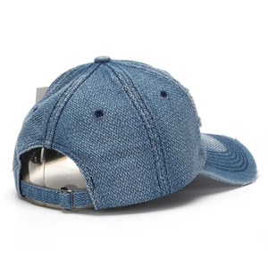 Casquette de baseball classique en denim bleu foncé avec bords usés et boucle métal