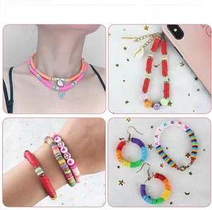 Bastelset für Schmuck mit bunten Heishi-Perlen und Regenbogen-Buchstabenperlen für Armbänder