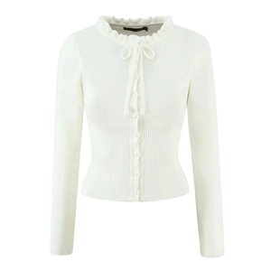 Dettaglio del cardigan in maglia a costine bianca con collo a volant e fiocco