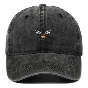 Casquette de baseball en coton lavé vintage avec broderie abeille, vue de face épurée