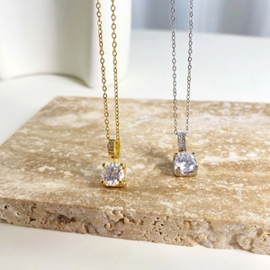 Elegant four-prong zircon necklace in gold and silver finish with stainless steel chain