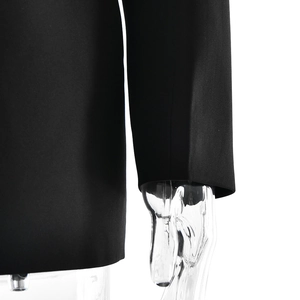 Détail de la manchette de la robe blazer noire montrant la texture du tissu tissé