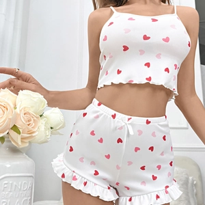 Detail eines gerippten Pyjama-Sets mit Herzmuster und Shorts mit Rüschensaum
