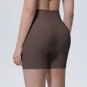 Gros plan d'un short de yoga marron taille haute, tissu sans couture et effet push-up