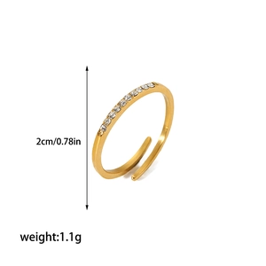 Vue détaillée de la bague plaquée or 18 carats avec zircons et dimensions du produit