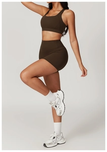 Vista laterale dell'completo sportivo marrone cioccolato con reggiseno e pantaloncini