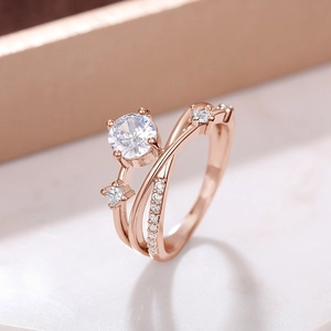 Elegante roségouden ring met planeetbaan, centrale diamant en verfijnde micro-pavé