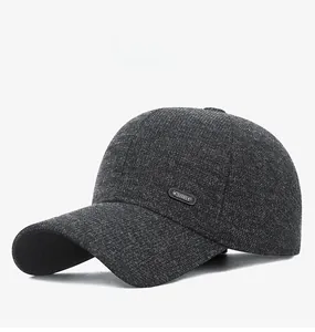 Detail van donkergrijze winter honkbalpet met gebreide textuur en het SPORT metalen logo