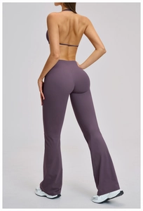 Vue arrière du legging évasé taille haute et de la brassière de sport prune