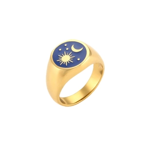 Anello dorato con smalto blu motivi sole luna e stelle su sfondo bianco puro