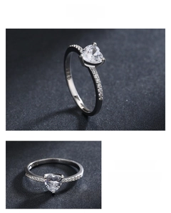 Detailaufnahme des Herz-Zirkonia-Rings mit S925-Sterlingsilber-Stempelprägung