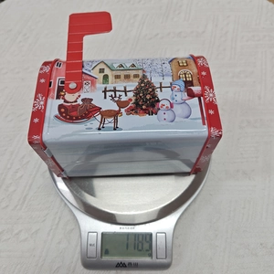 Vue détaillée d'une boîte aux lettres de Noël de 118,9g avec motifs festifs sur balance