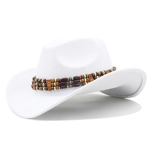Détail d'un chapeau de cow-boy blanc en feutre avec bandeau ethnique et ornements