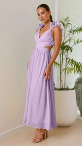 Dettaglio dell'abito in chiffon lilla con scollo a V profondo e bordi a volant