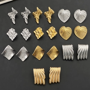 Set di 10 paia di orecchini geometrici in oro e argento realizzati in acciaio al titanio