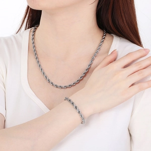 Détail de l'ensemble collier et bracelet chaîne torsadée 6mm argent sur mannequin